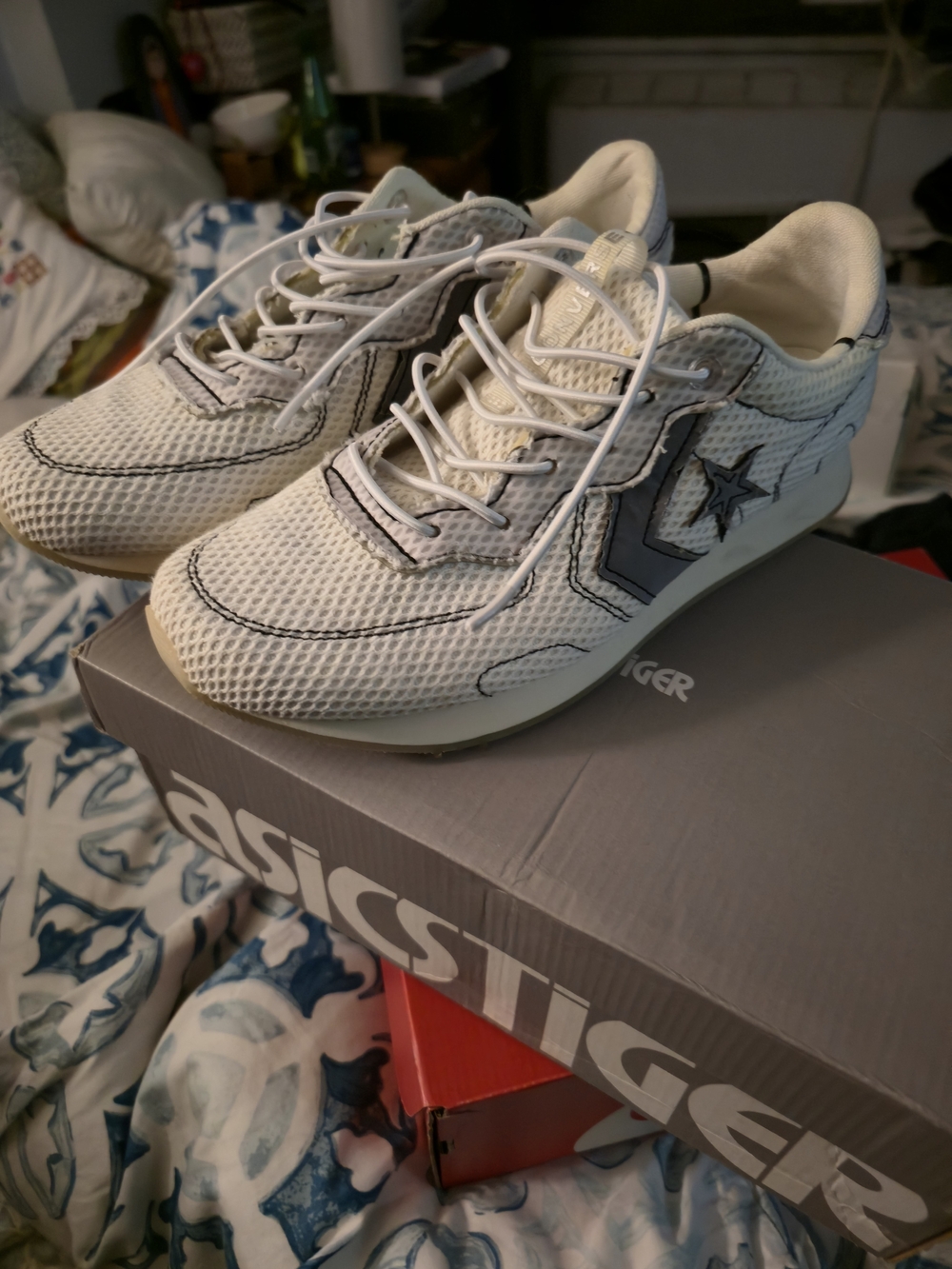 USED Converse Men’s White Mesh Low-Top Sneakers with Gray Star